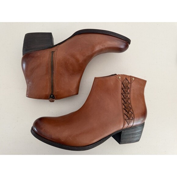 Clarks Maypearl Fawn  Ankle Boots Women Size 9  Brown Leather Block Heel - Picture 1 of 10